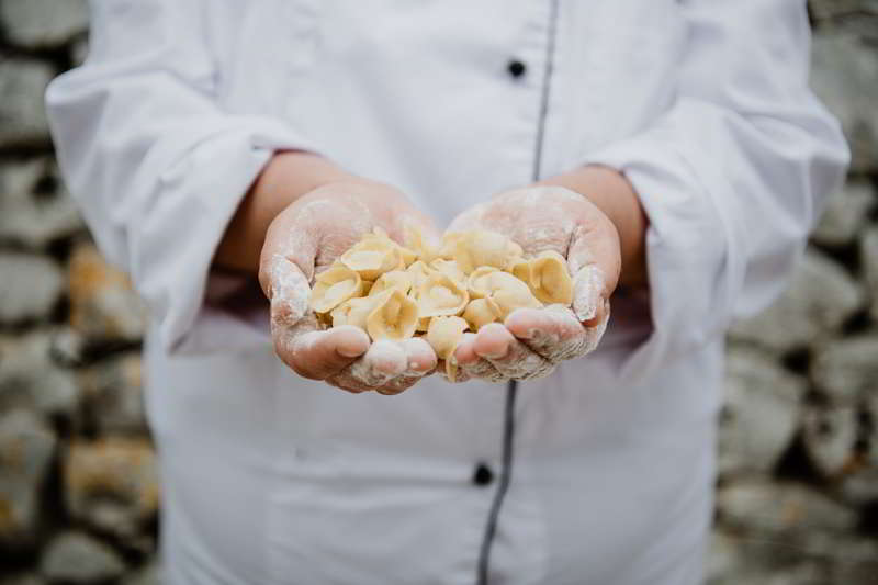 A lezione di pasta e panzerotti con Madia